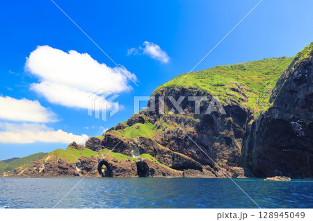 【島根県】国賀めぐり定期観光船から見た国賀海岸（隠岐の島　西ノ島） 128945049