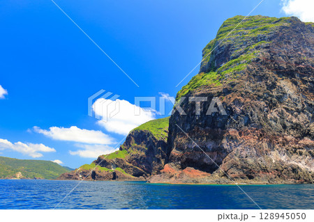 【島根県】国賀めぐり定期観光船から見た国賀海岸（隠岐の島　西ノ島） 128945050