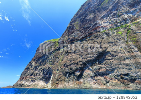 【島根県】国賀めぐり定期観光船から見た国賀海岸（隠岐の島　西ノ島） 128945052