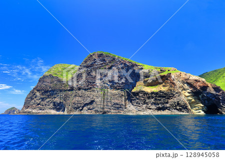 【島根県】国賀めぐり定期観光船から見た国賀海岸（隠岐の島　西ノ島） 128945058