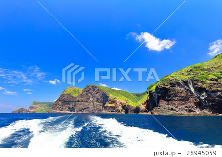 【島根県】国賀めぐり定期観光船から見た国賀海岸（隠岐の島　西ノ島） 128945059