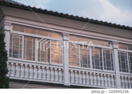 [ポートアイランド]夕日の光に照らされたヨーロピアン風な建物 128945256