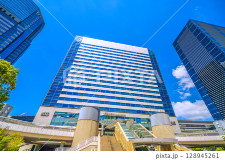 日本の東京都市景観 品川駅やオフィスビル群などを望む＝令和7年7月26日 128945261