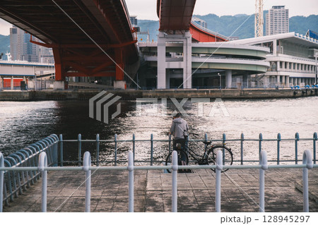[ポートアイランド]橋の下で黄昏れる人 128945297