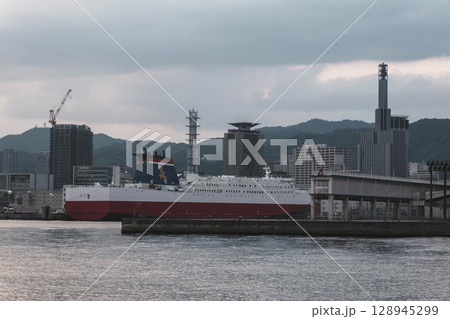 [ポートアイランド]神戸港に停泊する大型客船 128945299