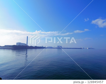 道の駅恋人の聖地うたづ臨海公園より望む瀬戸内海 128945457