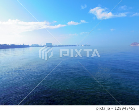 宇多津臨海公園より望む瀬戸内海(香川県宇多津町) 宇多津臨海公園より望む瀬戸内海(香川県宇多津町) 128945458