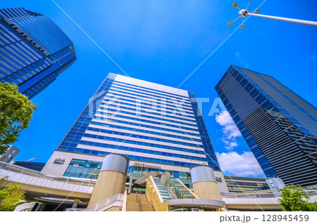 日本の東京都市景観 品川駅やオフィスビル群などを望む＝令和7年7月26日 128945459