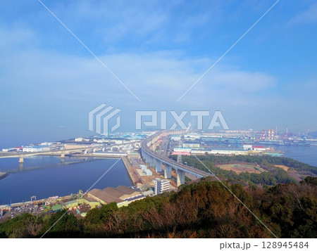 聖通寺山展望台より望む瀬戸大橋(香川県綾歌郡宇多津町) 128945484