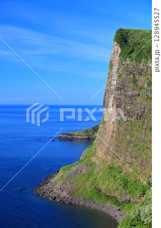 【島根県】快晴の国賀海岸の摩天崖（隠岐の島　西ノ島） 128945527