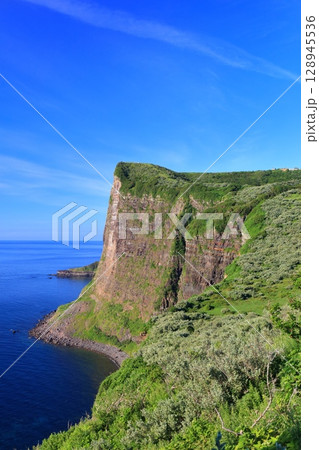 【島根県】快晴の国賀海岸の摩天崖（隠岐の島　西ノ島） 128945536