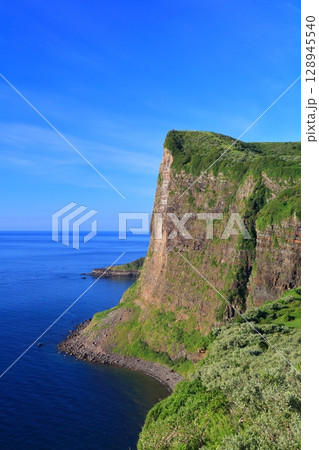 【島根県】快晴の国賀海岸の摩天崖(隠岐の島 西ノ島) 【島根県】快晴の国賀海岸の摩天崖(隠岐の島 西ノ島) 128945540