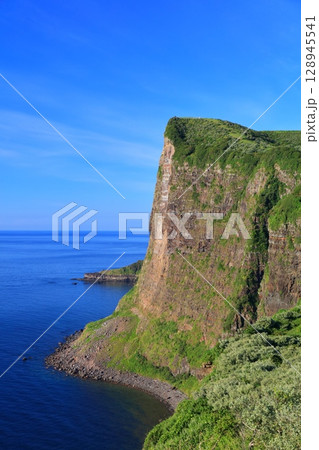 【島根県】快晴の国賀海岸の摩天崖(隠岐の島 西ノ島) 【島根県】快晴の国賀海岸の摩天崖(隠岐の島 西ノ島) 128945541