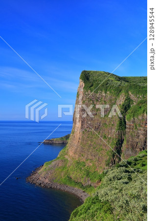 【島根県】快晴の国賀海岸の摩天崖(隠岐の島 西ノ島) 【島根県】快晴の国賀海岸の摩天崖(隠岐の島 西ノ島) 128945544