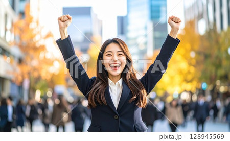 ガッツポーズで喜ぶ女性のポートレート 128945569