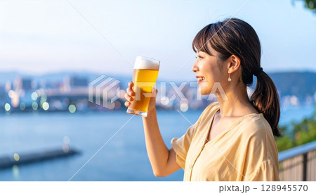 ビールを飲む若くて可愛い女性のポートレート 128945570