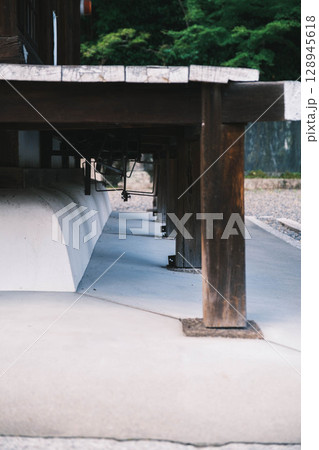 [宇治上神社／宇治神社]神社の床下 128945618