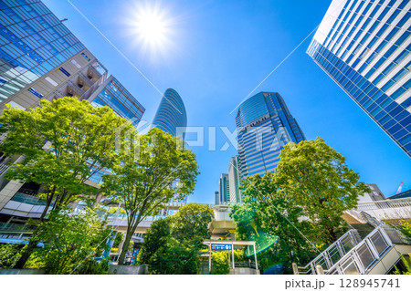 日本の東京都市景観 品川駅やオフィスビル群などを望む＝令和7年7月26日 128945741
