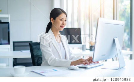 パソコンで仕事する女性会社員 128945988