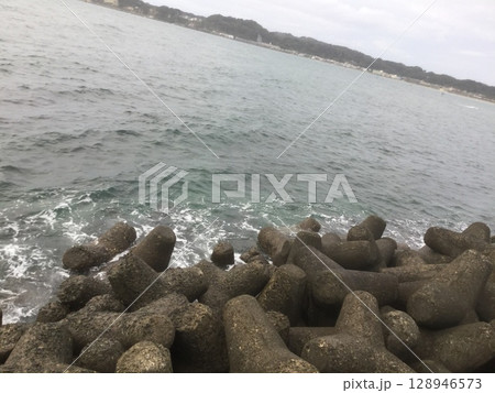 鎌倉＆江ノ島散策　2023年版 消波ブロックに打ち寄せる波 128946573