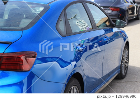 人気車種が揃うアメリカ自動車販売店の展示風景　フォード、シボレー、ダッチ、ピックアップトラック、 128946990