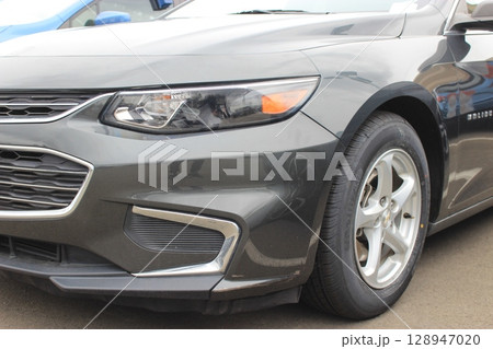 人気車種が揃うアメリカ自動車販売店の展示風景　フォード、シボレー、ダッチ、ピックアップトラック、 128947020