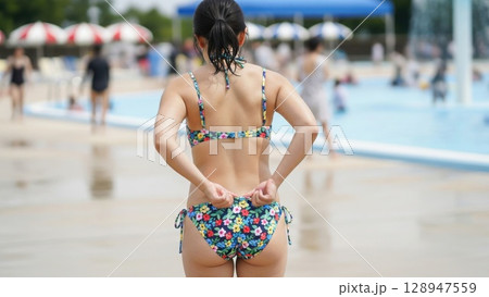 カラフルな花柄ビキニを着た女性のキュートな後ろ姿 カラフルな花柄ビキニを着た女性のキュートな後ろ姿 128947559