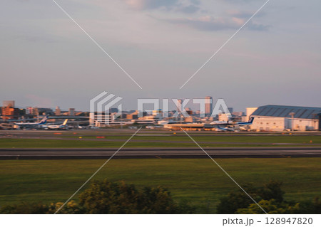 [伊丹スカイパーク]伊丹空港に着陸する飛行機 128947820