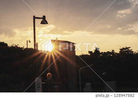 [伊丹スカイパーク]美しい夕焼けの風景 128947882