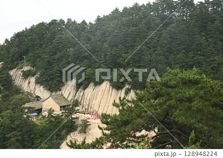 Canglong Temple is a Taoist temple located on Mount Huashan. It is a significant religious site and a popular tourist attraction. The temple is known for its history and cultural significance. 128948224