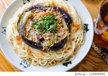 ツナと蒸しナスの冷やし梅ダレうどん 128948992