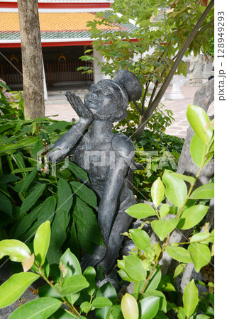 Statue of a hermit performing a massage therapy pose at Wat Phra Chetuphon Wimon Mangkhalaram or Wat Pho. This place is most famous for Thai massage. Located at Bangkok capital city in Thailand. 128949293