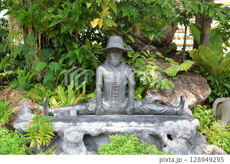 Statue of a hermit performing a massage therapy pose at Wat Phra Chetuphon Wimon Mangkhalaram or Wat Pho. This place is most famous for Thai massage. Located at Bangkok capital city in Thailand. 128949295