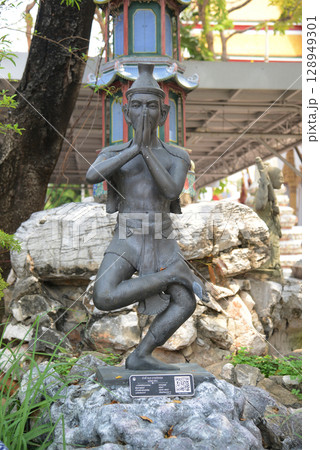 Statue of a hermit performing a massage therapy pose at Wat Phra Chetuphon Wimon Mangkhalaram or Wat Pho. This place is most famous for Thai massage. Located at Bangkok capital city in Thailand. 128949301