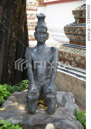 Statue of a hermit performing a massage therapy pose at Wat Phra Chetuphon Wimon Mangkhalaram or Wat Pho. This place is most famous for Thai massage. Located at Bangkok capital city in Thailand. 128949302