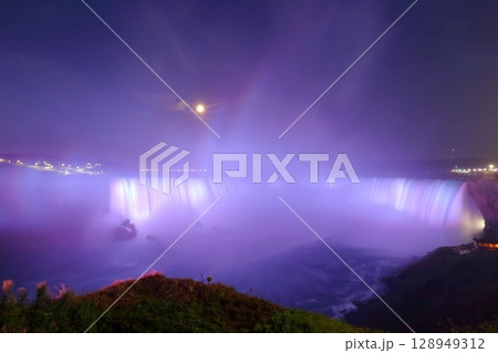 世界三大瀑布カナダのナイアガラの滝のライトアップ 128949312