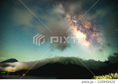 富士山と天の川 富士山と天の川 128949428