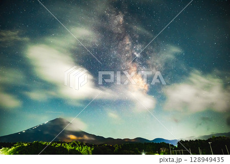 富士山と天の川 128949435