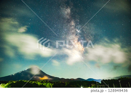 富士山と天の川 128949436