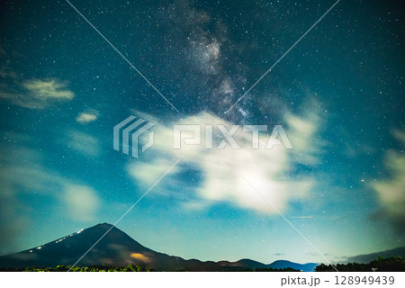 富士山と天の川 128949439