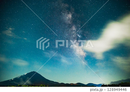 富士山と天の川 128949446