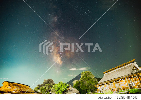 富士山と天の川 富士山と天の川 128949459