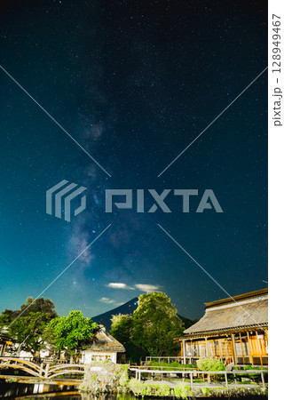 富士山と天の川 128949467