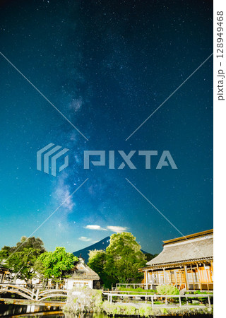 富士山と天の川 富士山と天の川 128949468