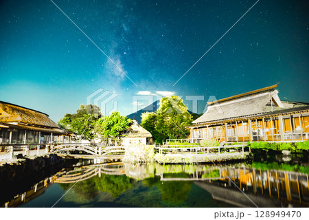 富士山と天の川 128949470