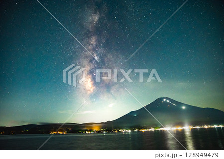 富士山と天の川 富士山と天の川 128949479