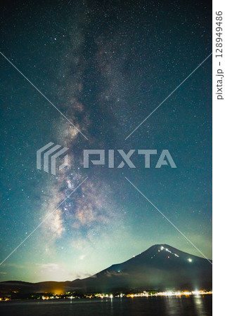 富士山と天の川 128949486