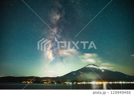 富士山と天の川 128949488