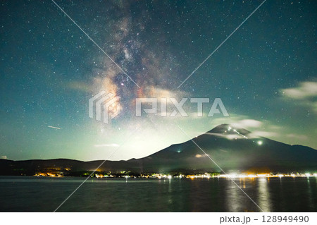 富士山と天の川 128949490