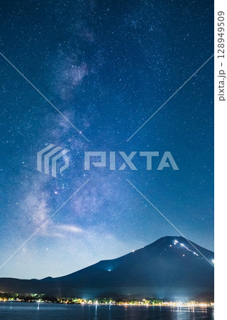 富士山と天の川 富士山と天の川 128949509